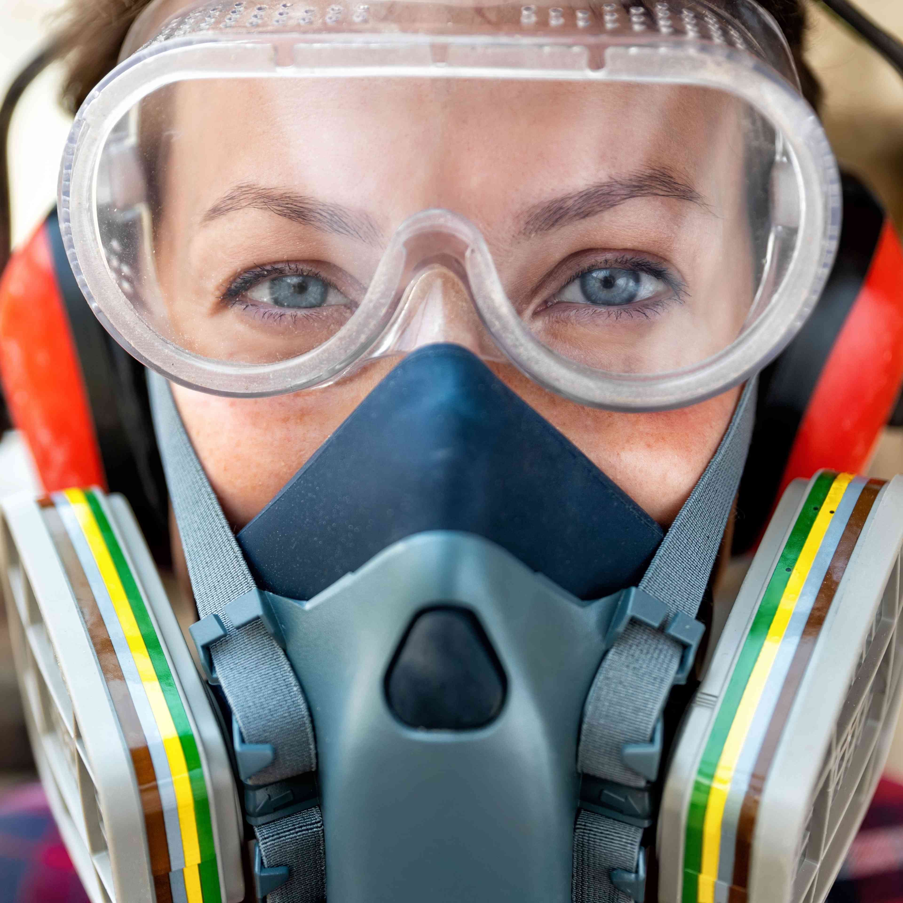 Media máscara de protección respiratoria mujer trabajadora.jpg